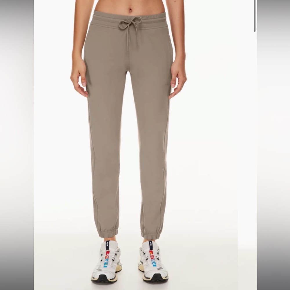 NWT TnaSLICK™ Warm-Up Jogger in Turner Taupe
